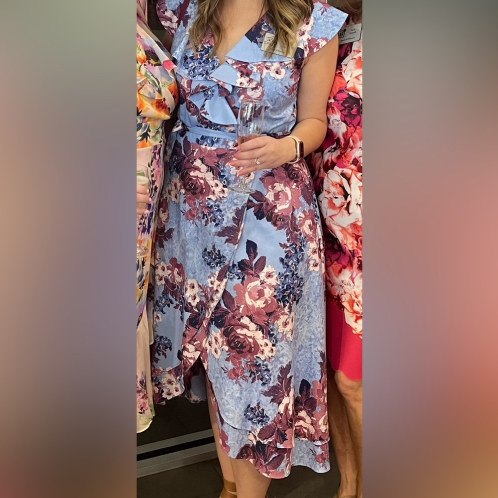 Perfect wrap spring dress! Size 8. Blue/floral